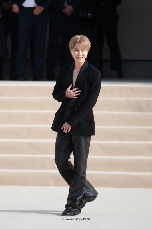 Không để ngực trần, Jimin sẽ có nhiều hơn một đám đông ở show Dior- Ảnh 1.