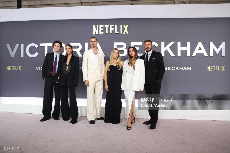Tiểu thư Harper Beckham chiếm trọn spotlight ở buổi ra mắt phim của mẹ - Victoria, 