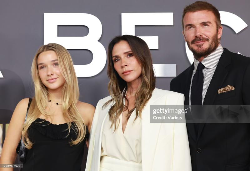 Tiểu thư Harper Beckham chiếm trọn spotlight ở buổi ra mắt phim của mẹ - Victoria, 