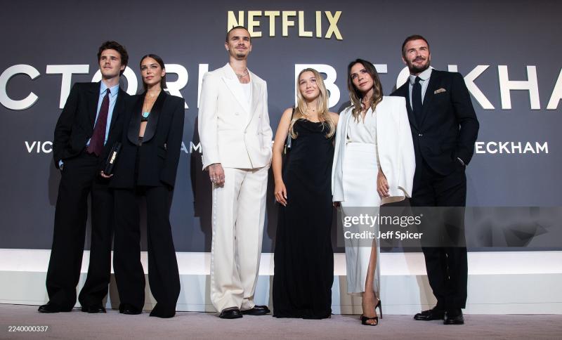 Tiểu thư Harper Beckham chiếm trọn spotlight ở buổi ra mắt phim của mẹ - Victoria, 