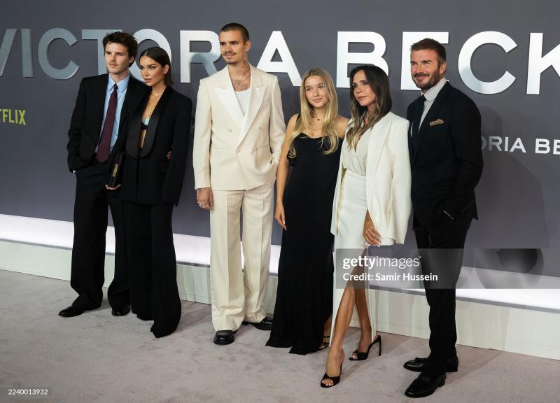 Tiểu thư Harper Beckham chiếm trọn spotlight ở buổi ra mắt phim của mẹ - Victoria, 