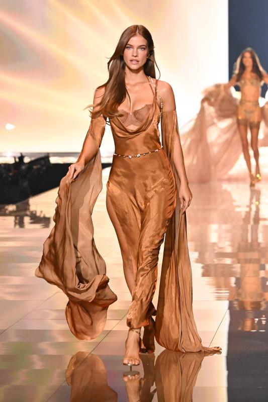 45 phút Victoria's Secret Fashion Show 2025: Chỉ chờ một điểm sáng bằng nửa Lisa khi ấy...- Ảnh 6.