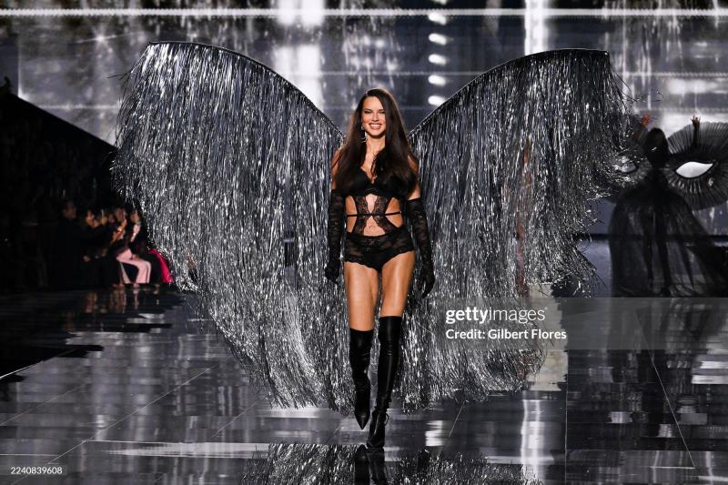 45 phút Victoria's Secret Fashion Show 2025: Chỉ chờ một điểm sáng bằng nửa Lisa khi ấy...- Ảnh 26.
