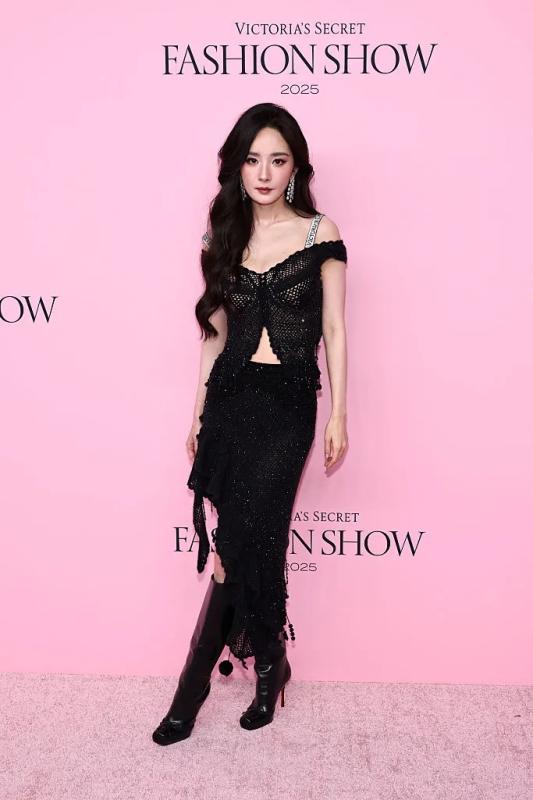 Victoria's Secret 2025: Twice rúm ró kém sắc, Quỳnh Anh Shyn mất tích trên thảm hồng- Ảnh 4.
