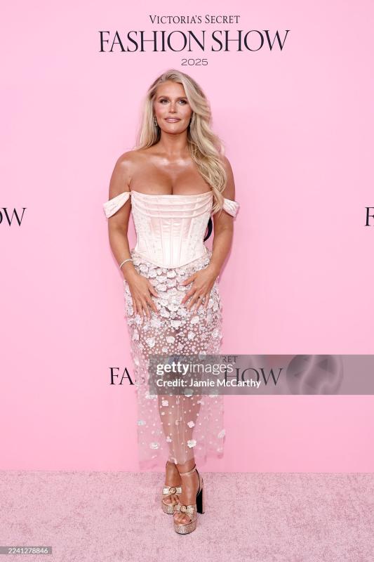 Victoria's Secret 2025: Twice rúm ró kém sắc, Quỳnh Anh Shyn mất tích trên thảm hồng- Ảnh 9.