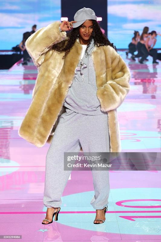 45 phút Victoria's Secret Fashion Show 2025: Chỉ chờ một điểm sáng bằng nửa Lisa khi ấy...- Ảnh 16.