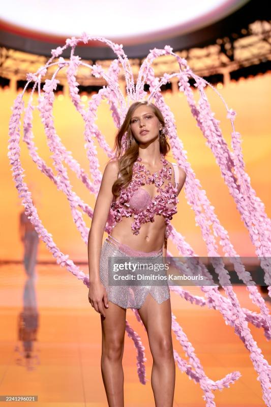 45 phút Victoria's Secret Fashion Show 2025: Chỉ chờ một điểm sáng bằng nửa Lisa khi ấy...- Ảnh 22.