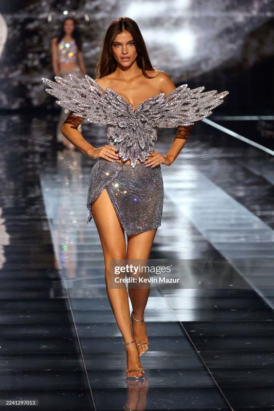 45 phút Victoria's Secret Fashion Show 2025: Chỉ chờ một điểm sáng bằng nửa Lisa khi ấy...- Ảnh 31.