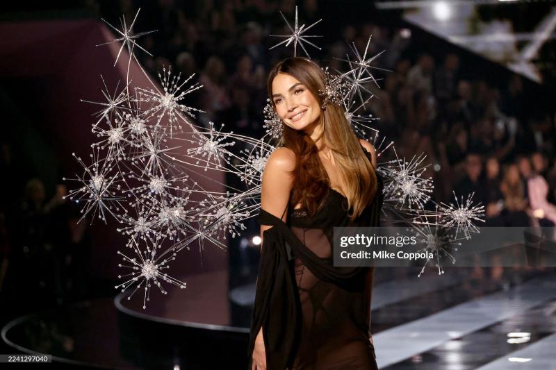 45 phút Victoria's Secret Fashion Show 2025: Chỉ chờ một điểm sáng bằng nửa Lisa khi ấy...- Ảnh 32.