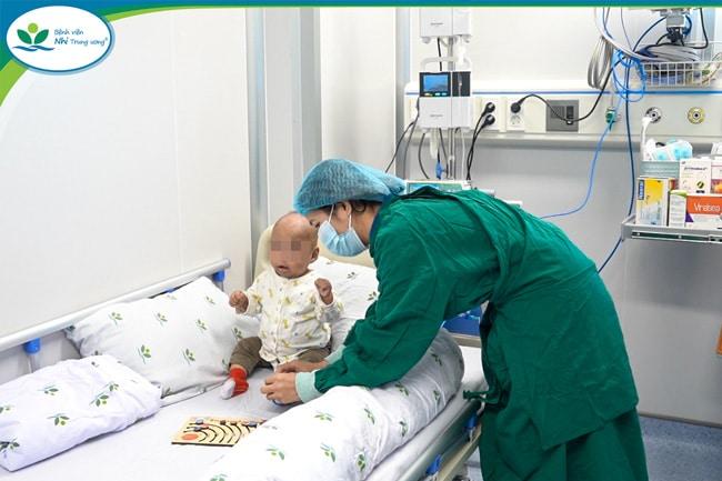 Bé gái mắc suy giảm miễn dịch bẩm sinh thể nặng được hồi sinh sự sống nhờ ghép tế bào gốc tủy xương thành công- Ảnh 4.