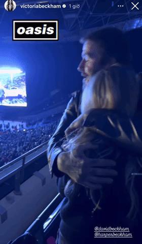 David Beckham ôm con gái Harper thắm thiết khi đi xem concert, nhan sắc đời thường của tiểu thư tài phiệt gây sốt- Ảnh 1.