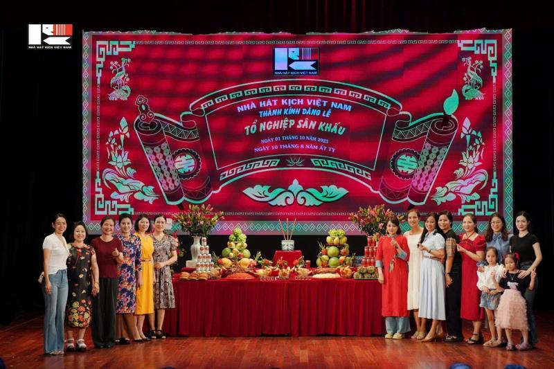 NSND Xuân Bắc dâng hương Tổ nghề ở Nhà hát Kịch Việt Nam- Ảnh 12.