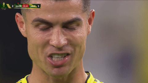 Khán giả nín thở với khoảnh khắc Ronaldo lẩm nhẩm trước cú phạt quan trọng- Ảnh 1.