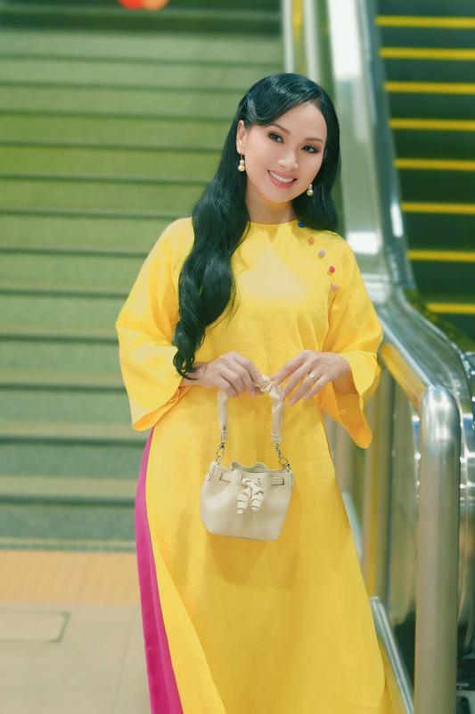 Ca sĩ Việt lấy chồng tỷ phú Mỹ: Được tặng cả một nhà hát, biệt thự rộng tới mức phải di chuyển bằng ô tô- Ảnh 5. Ca sĩ Việt lấy chồng tỷ phú Mỹ: Được tặng cả một nhà hát, biệt thự rộng tới mức phải di chuyển bằng ô tô- Ảnh 5.