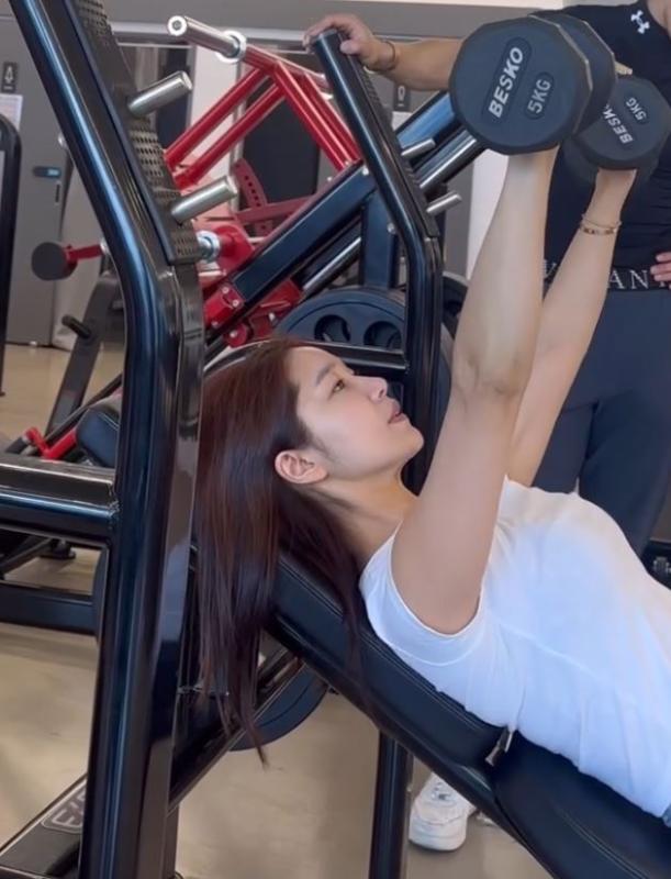 Hot mom U40 gây sốt vì thân hình “bốc lửa”, bí quyết là làm 1 điều rất thường xuyên- Ảnh 6.