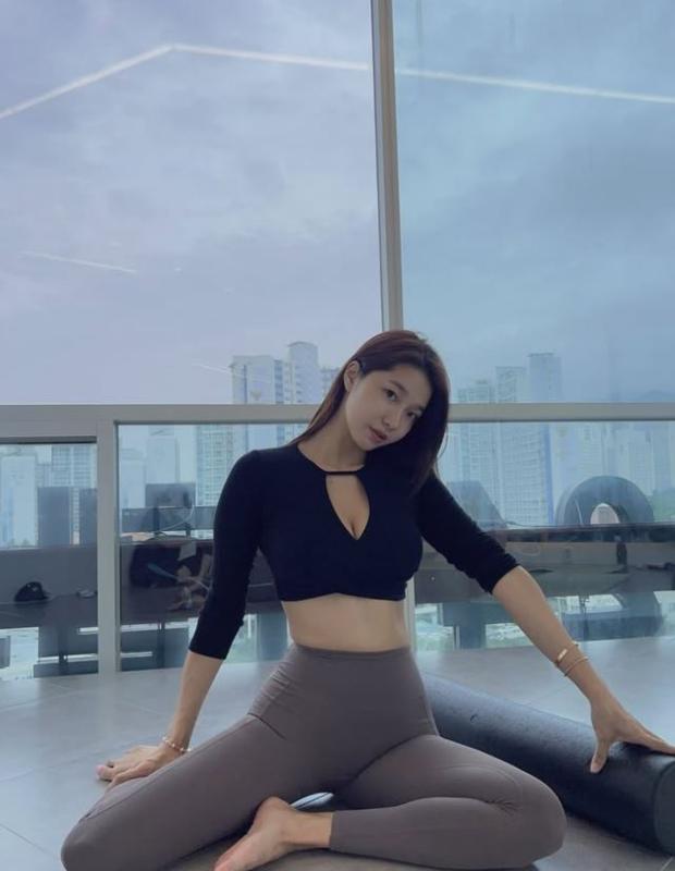 Hot mom U40 gây sốt vì thân hình “bốc lửa”, bí quyết là làm 1 điều rất thường xuyên- Ảnh 7.