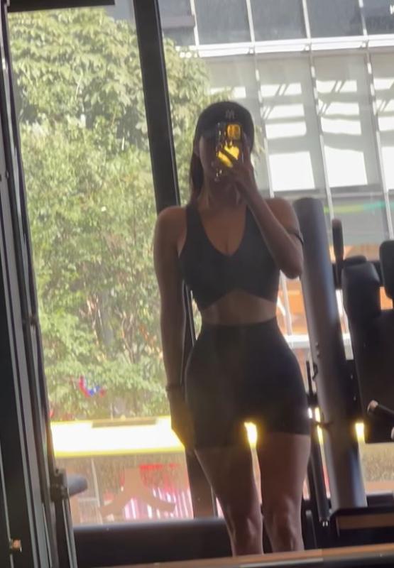 Hot mom U40 gây sốt vì thân hình “bốc lửa”, bí quyết là làm 1 điều rất thường xuyên- Ảnh 5.
