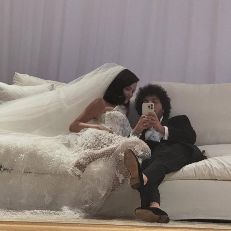 Hành động đáng ngờ của tình cũ đúng ngày Selena Gomez kết hôn, còn lụy như này chối sao nổi!- Ảnh 2.