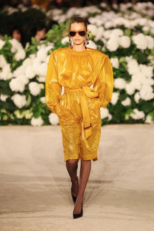 Rosé mặc váy ngủ đến show Saint Laurent hội ngộ bà xã Justin Bieber: Gặp sự cố bất ngờ vẫn sexy dữ dội- Ảnh 15.