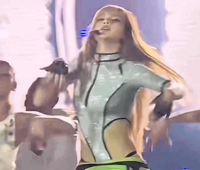 Vũ đạo “nóng mắt” của Lisa- Ảnh 3.