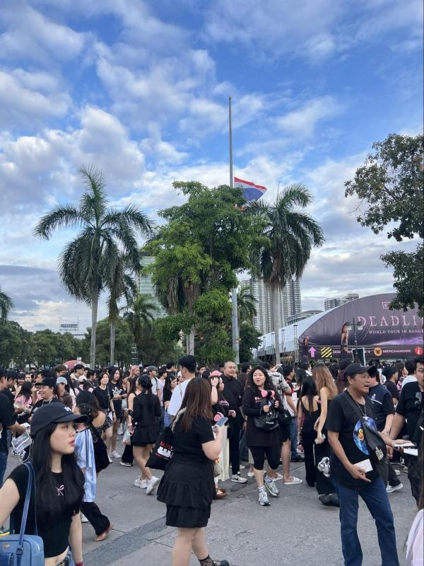 Cảnh tượng "phủ đen" chưa từng có tại concert BLACKPINK- Ảnh 3.