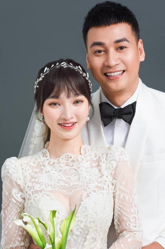 "Trai nhảy Vbiz" lấy vợ kém 17 tuổi: Vừa tốt nghiệp cấp 3 đã cưới gấp, visual U40 khó tin- Ảnh 4.