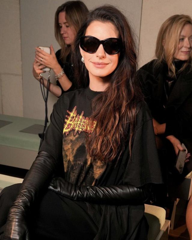Anne Hathaway làm điều chưa từng thấy tại show Balenciaga- Ảnh 3.