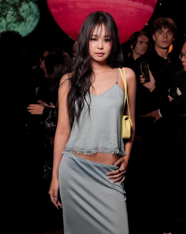 Jennie tới show Chanel muộn, outfit bị phản ứng vì giống Rosé- Ảnh 5.