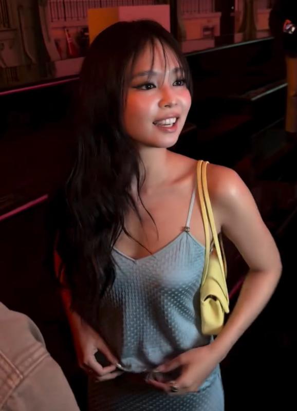 Jennie tới show Chanel muộn, outfit bị phản ứng vì giống Rosé- Ảnh 6.