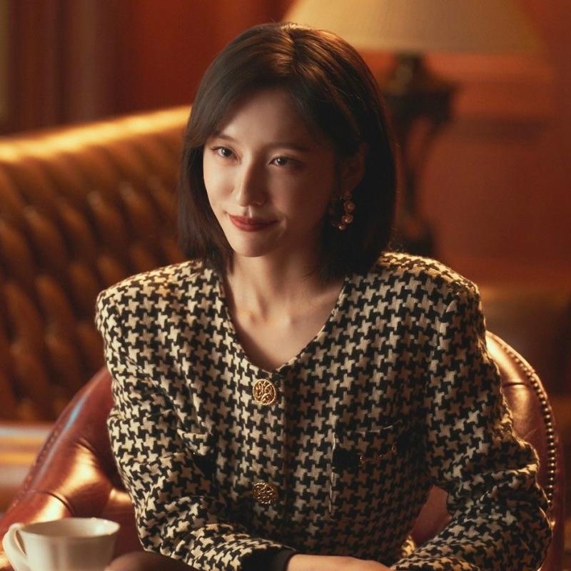 Chân dung cô gái 30 tuổi đi làm vì đam mê: Đồng hồ tiền tỷ, túi Hermès tự thân, style sang từ phim tới ngoài đời- Ảnh 1.