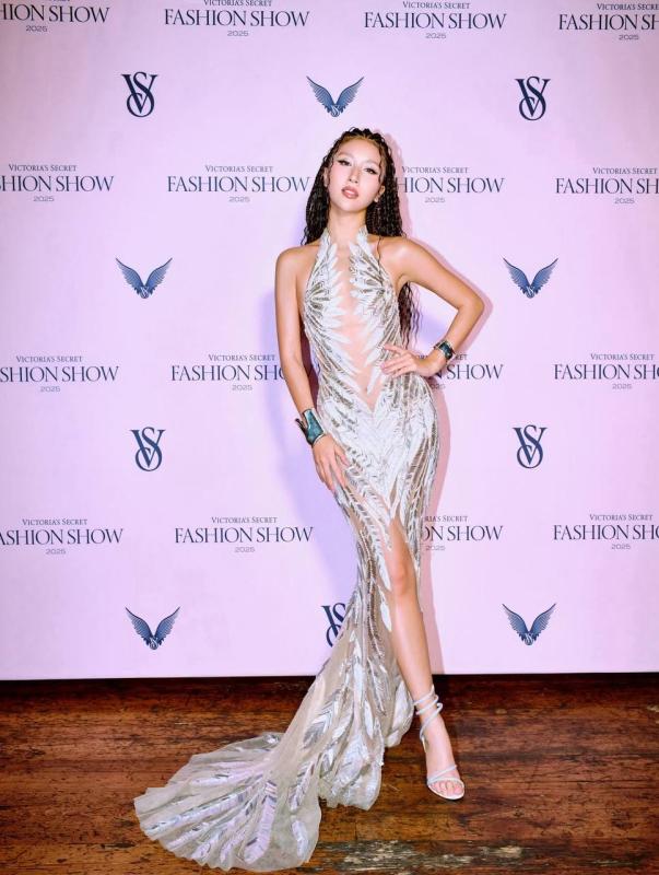 Victoria's Secret 2025: Twice rúm ró kém sắc, Quỳnh Anh Shyn mất tích trên thảm hồng- Ảnh 1.