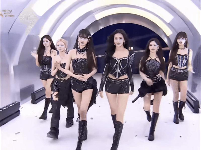 Soi cảnh Jang Wonyoung tranh nhau cầm cúp với thành viên cùng nhóm, thái độ lườm nguýt là sao đây?- Ảnh 2. Soi cảnh Jang Wonyoung tranh nhau cầm cúp với thành viên cùng nhóm, thái độ lườm nguýt là sao đây?- Ảnh 2.
