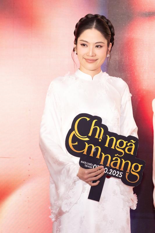 Thảm đỏ hot nhất hôm nay: Em gái Trấn Thành khoe dáng khác lạ, Lệ Quyên - Lâm Bảo Châu 