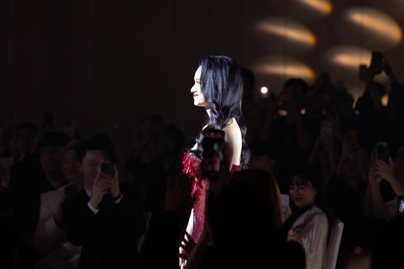 Hương Giang bật khóc nhận sash tại họp báo Miss Universe Vietnam, Hồ Ngọc Hà - Chi Pu và nửa showbiz ủng hộ hết mình- Ảnh 4.