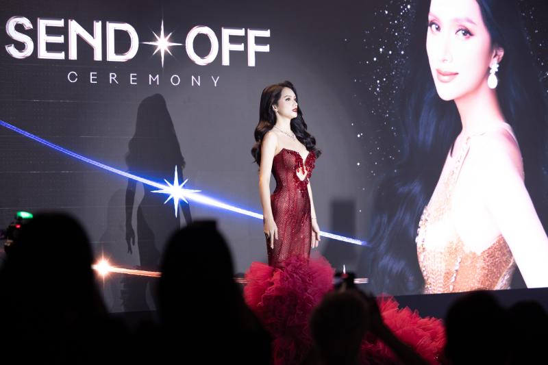 Hương Giang bật khóc nhận sash tại họp báo Miss Universe Vietnam, Hồ Ngọc Hà - Chi Pu và nửa showbiz ủng hộ hết mình- Ảnh 1.