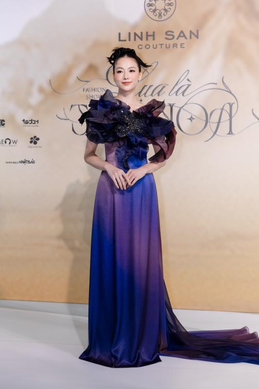 Thảm đỏ đẹp nhất hôm nay: Nửa showbiz Việt diện áo dài lộng lẫy, nhiều người ở ẩn cũng xuất hiện- Ảnh 8.