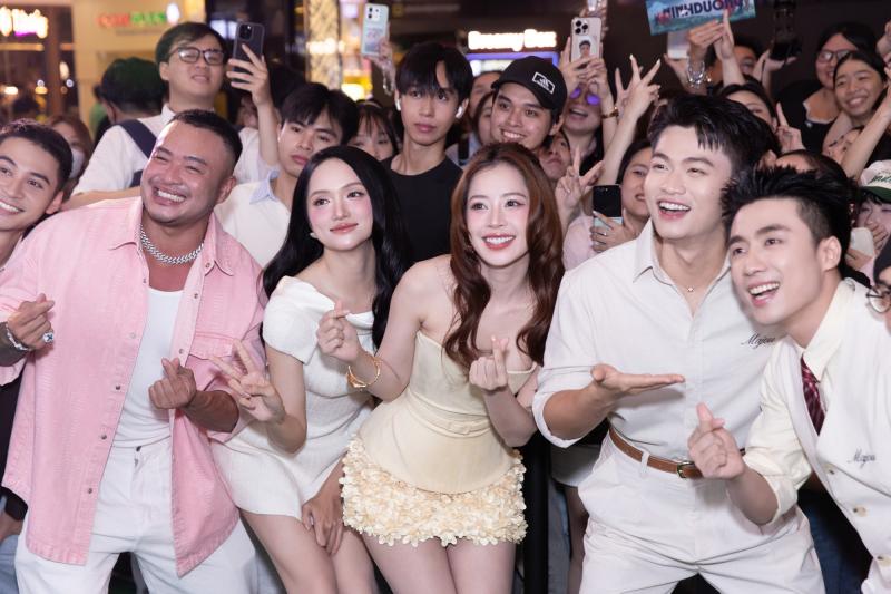 Chi Pu bị soi cận nhan sắc cam thường, Hương Giang bắt chước Gia đình Haha?- Ảnh 13.