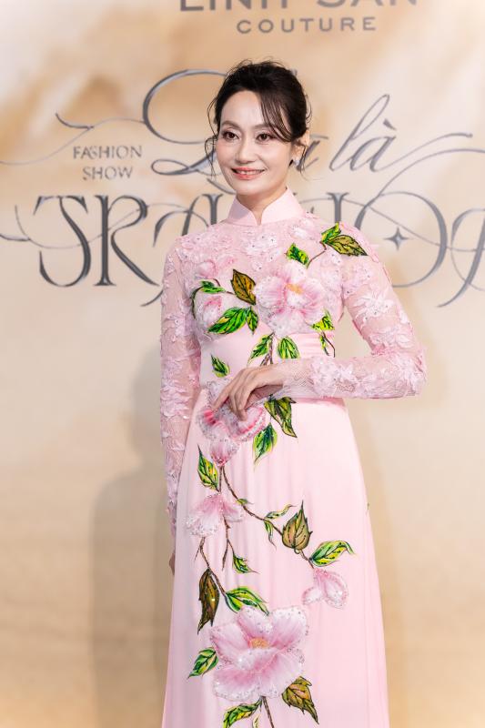 Thảm đỏ đẹp nhất hôm nay: Nửa showbiz Việt diện áo dài lộng lẫy, nhiều người ở ẩn cũng xuất hiện- Ảnh 31.