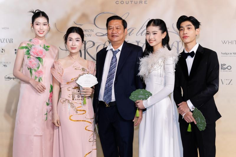 Thảm đỏ đẹp nhất hôm nay: Nửa showbiz Việt diện áo dài lộng lẫy, nhiều người ở ẩn cũng xuất hiện- Ảnh 19.