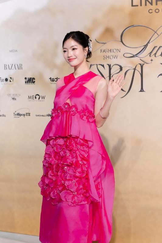 Thảm đỏ đẹp nhất hôm nay: Nửa showbiz Việt diện áo dài lộng lẫy, nhiều người ở ẩn cũng xuất hiện- Ảnh 17.