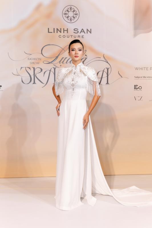 Thảm đỏ đẹp nhất hôm nay: Nửa showbiz Việt diện áo dài lộng lẫy, nhiều người ở ẩn cũng xuất hiện- Ảnh 22.