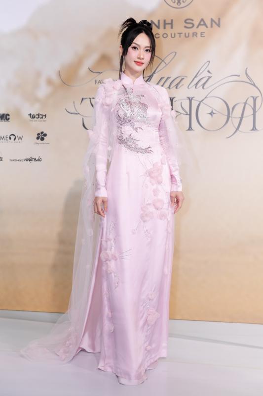 Thảm đỏ đẹp nhất hôm nay: Nửa showbiz Việt diện áo dài lộng lẫy, nhiều người ở ẩn cũng xuất hiện- Ảnh 13.