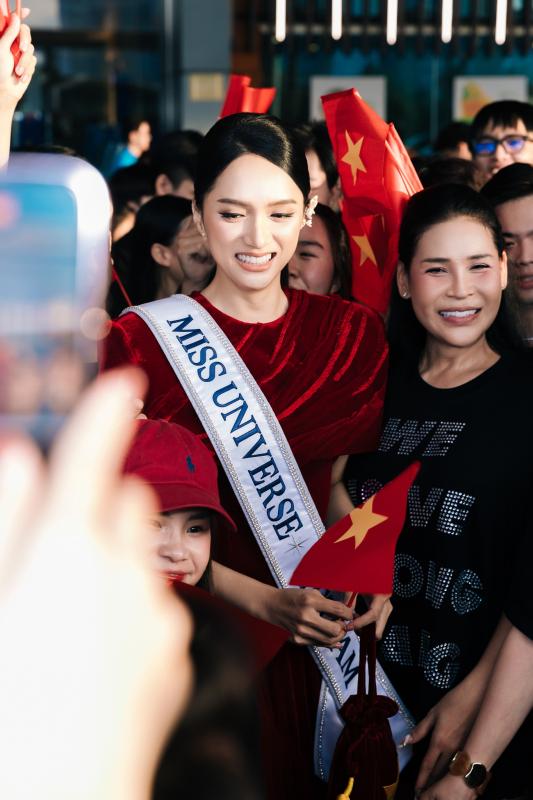 Hương Giang gây náo loạn sáng sớm: Visual 