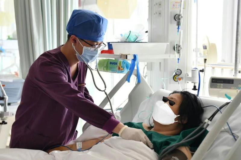 Ngồi tàu 16 tiếng, người phụ nữ ngừng tim- Ảnh 1.