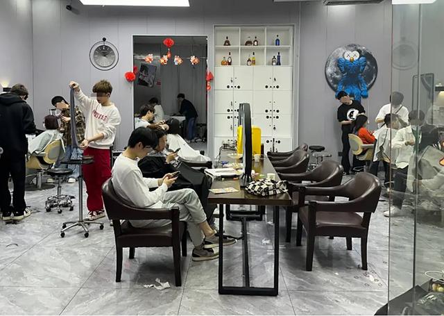 Thợ cắt tóc 28 tuổi bất ngờ mắc HIV dù “chưa từng yêu ai”, bác sĩ cảnh báo thói quen chết người trong nhiều tiệm tóc ở Việt Nam- Ảnh 2.