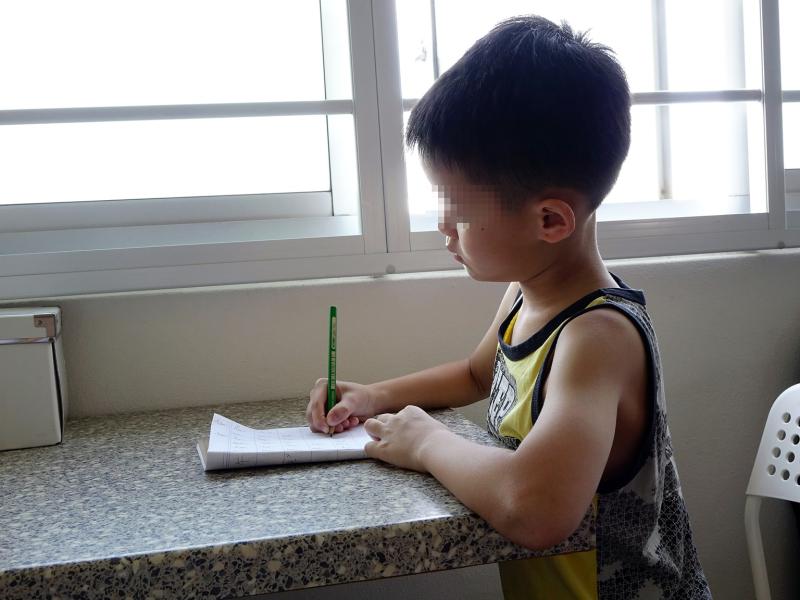 Bé trai 10 tuổi thủng màng nhĩ khi nghe bố giảng bài tập về nhà- Ảnh 1.