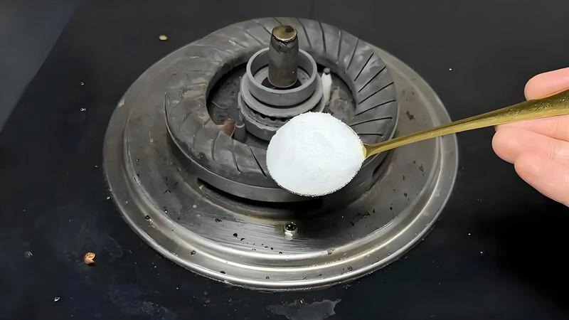 Tại sao nên rắc muối lên bếp gas?- Ảnh 1.