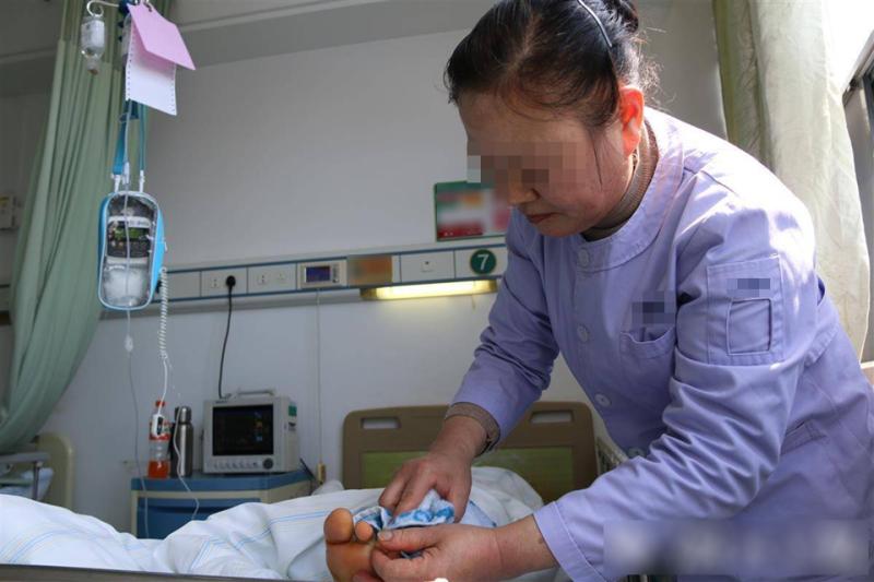 Nữ hộ lý 45 tuổi bất ngờ phát hiện mắc bệnh giang mai, nguồn lây nhiễm gây nghi vấn- Ảnh 1.