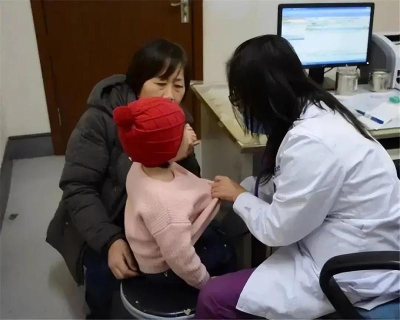 Bé gái 5 tuổi liên tục kêu “đau mông”, đi khám bác sĩ lắc đầu: “Đến muộn rồi!”- Ảnh 1.