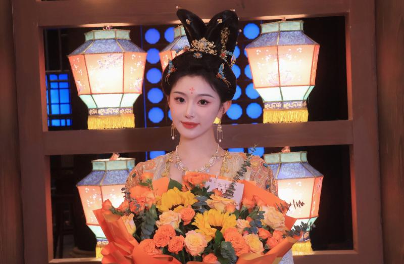 Sự hết thời của "bạch tuyết đời thực": Gánh khoản nợ hàng tỷ đồng, đẹp điên đảo chúng sinh mà vẫn là sao hạng C- Ảnh 3.